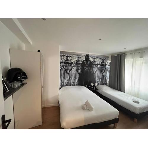 Hollywood 9 People - KHbnb center