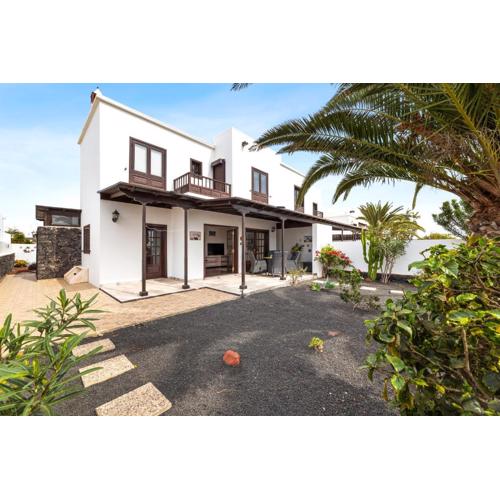 Home2Book Serene Canary Style House, Garden & Pool
