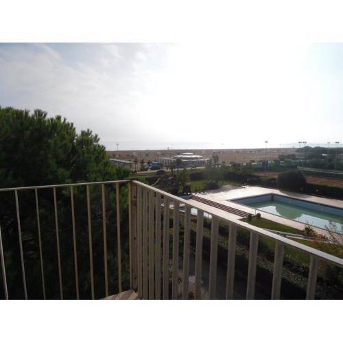 Homely 1 bedroom flat with side sea view