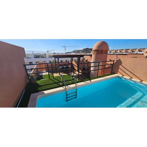 Homes of Spain, Apartamentos Paraiso Vera Playa, Ed Tahiti, Atico E de 2 dormitorios con piscina privada en solárium y barbacoa, pie de playa, WIFI