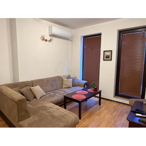 Homey 1-bed condo, fastest internet, free parking
