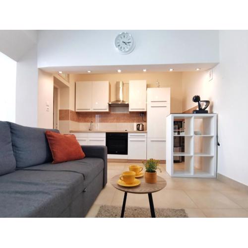 Honeycomb Apartment Split - FREE PARKING
