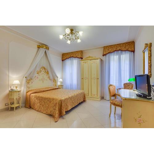 Hotel At Leonard