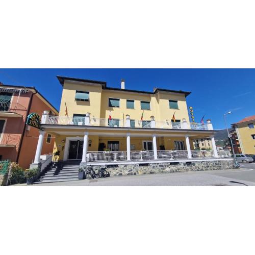 Hotel Dora