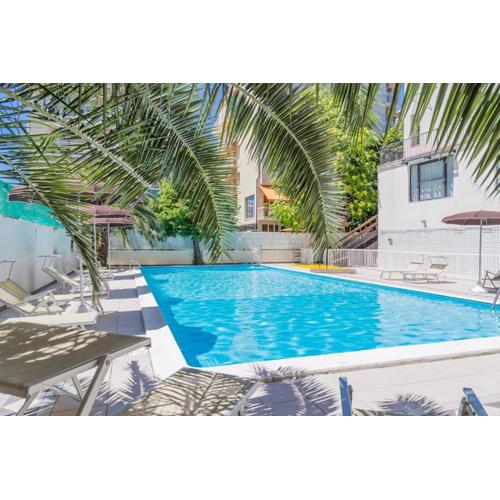 Hotel Plaza con piscina