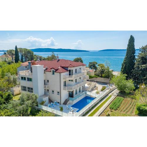 Hotel Riva Kaštela with swimming pool