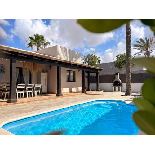 House BOHO PALM with PRIVATE HEATED POOL and garden, 3 bedrooms, Wi-Fi