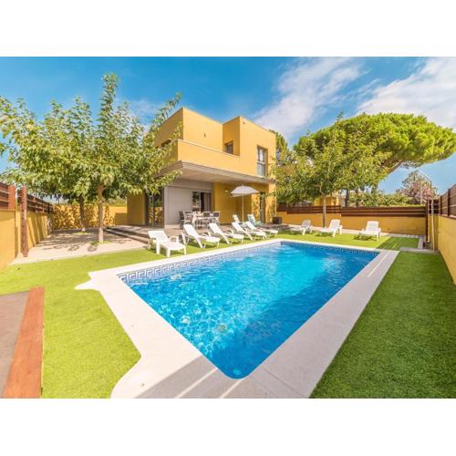 House with large garden and private pool