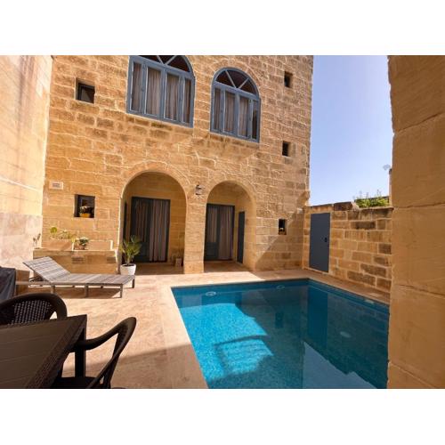 House with pool & jacuzzi for 5 persons