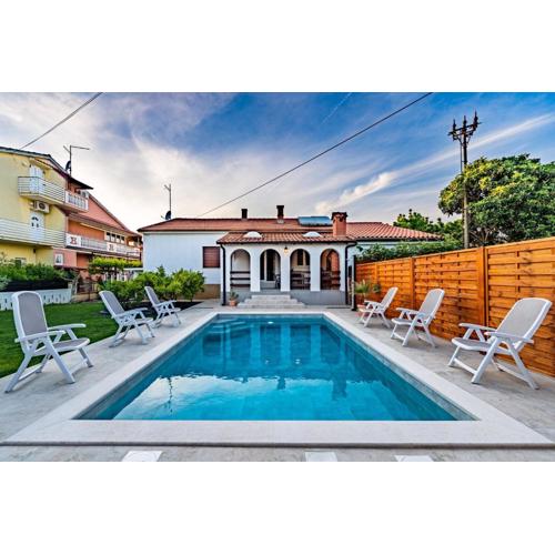 House with private pool 150 m from sea!