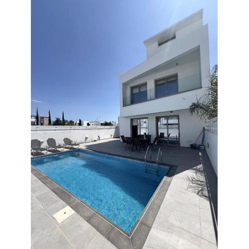 Hubstay - Seaview Villa Oriana in Larnaca, 10 min Walk to the Beach