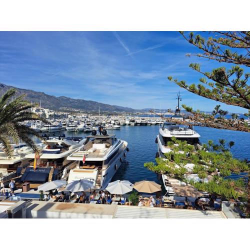 Huge penthouse with private suites shared terrace and kitchen BEST VIEWS