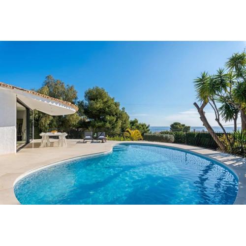 Huswell - Relax in luxury at this stunning seaside Villa
