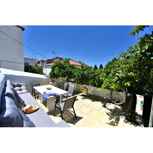 Hydra Art Suites