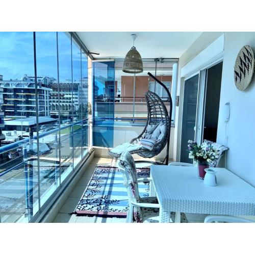 Hygge flat with heated floors & sunny balcony!