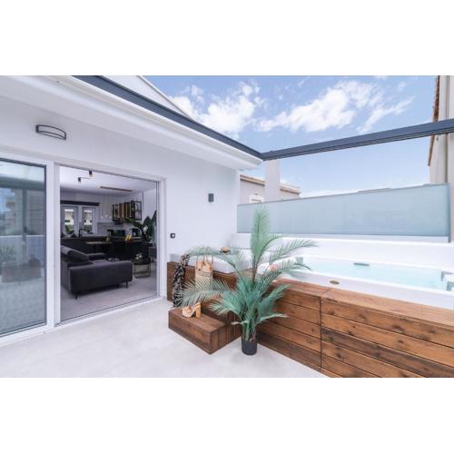 Iceberg Suite with Jacuzzi