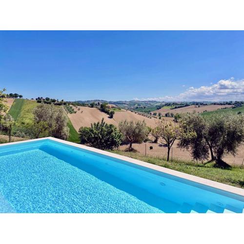 Il Gelso in historic farmhouse with swimming pool, barbecue, gym, olive grove in Senigallia