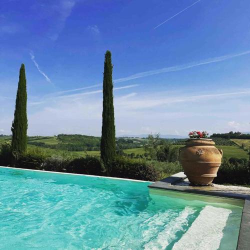 Il Noce Peaceful Tuscan Haven with Pool and Views