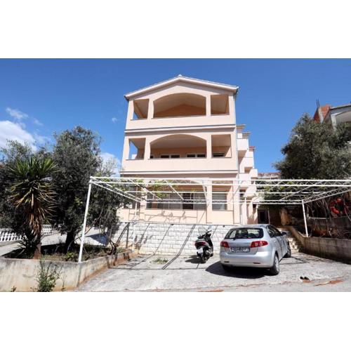 Immaculate 2-Bed Apartment in Okrug Gornji