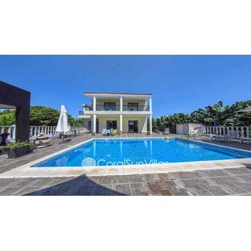 Impressive Villa Exclusive Sea Caves walk to taverns Sleeps 11 Ref 507