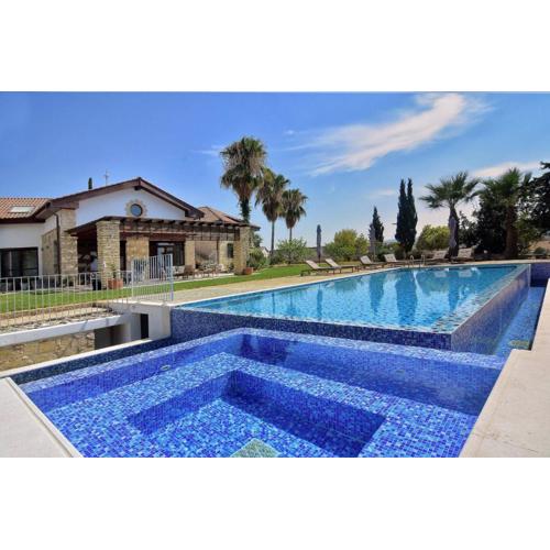 Incredible Large Villa In Paphos sleeps 14 Children Pool, Jacuzzi, Huge Garden