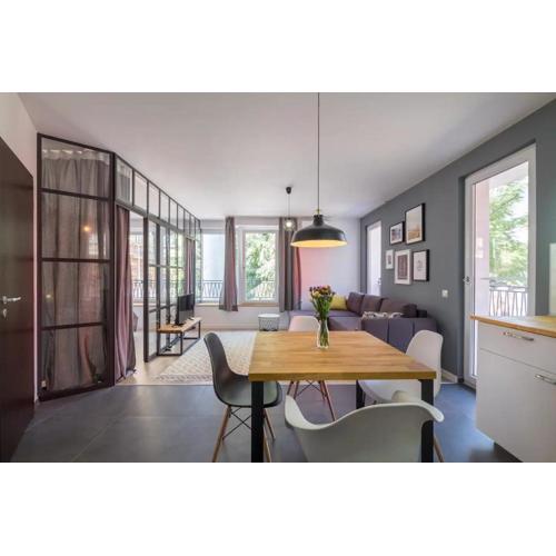 Industrial Look Apartment Top Centre + Free Parking