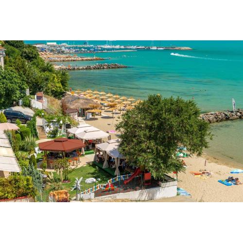 Iris Beach Hotel