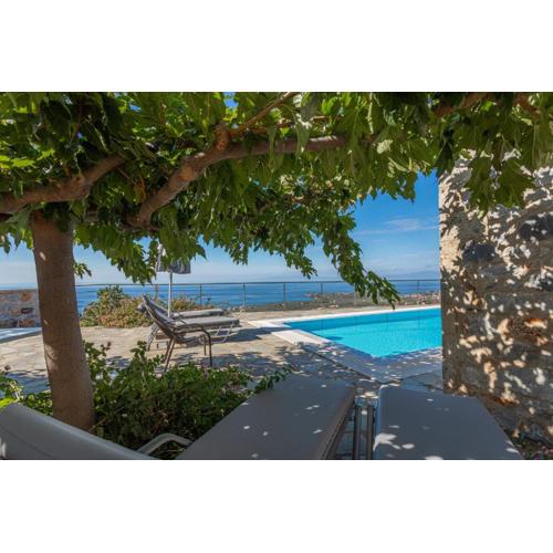 IRIS, Luxury Stone Villa in Stoupa with Private Infinity Pool, BBQ and Amazing Sea View