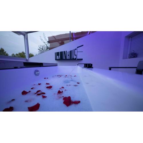 IRON HOUSE - Golden Mile Penthouse Bathtub Puente Romano