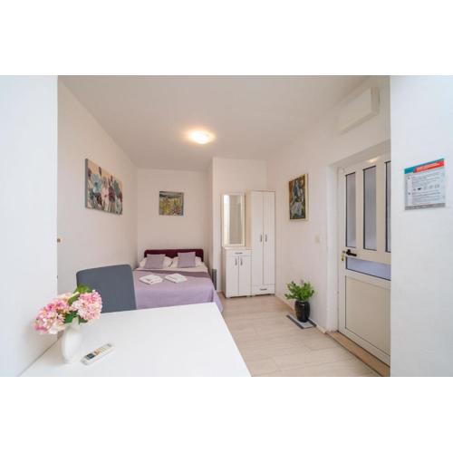 Isaura Apartments