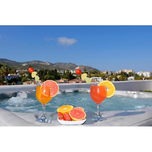 Isla de Benalmádena 1, Jacuzzi, 80m from the sea, AC, BBQ, Private parking, big Terrace