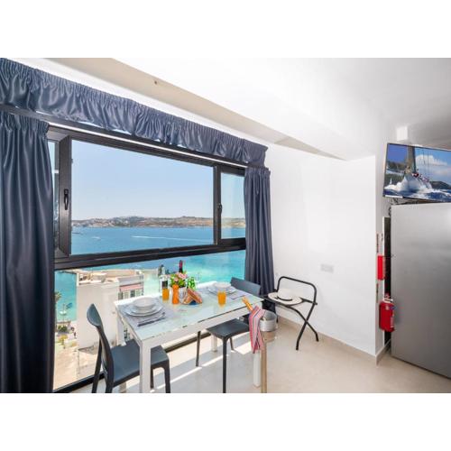 Islet Promenade Studio with spectacular seaviews by Getawaysmalta