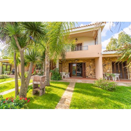ISS Travel, Villa Fiorita - 800 m from La Cinta beach