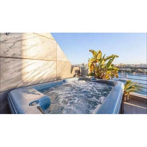 Jacuzzi Luxury Seafront Sliema