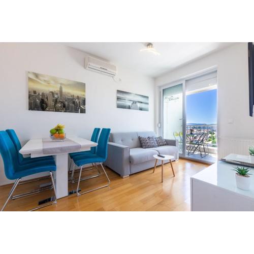 Jadran apartment with balcony and parking garage