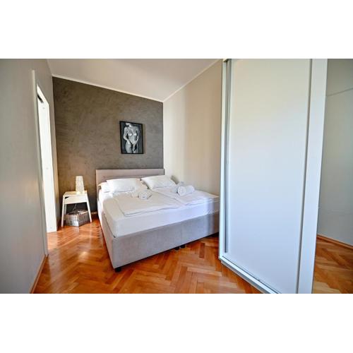 Jakov Apartment with balcony