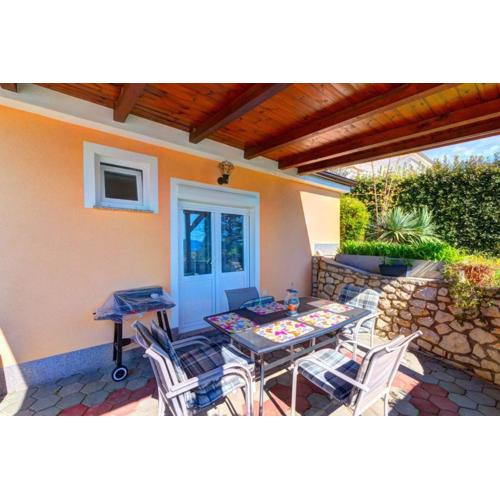 JELKA NV 2 - Apartment for 4 persons with terrace and private parking