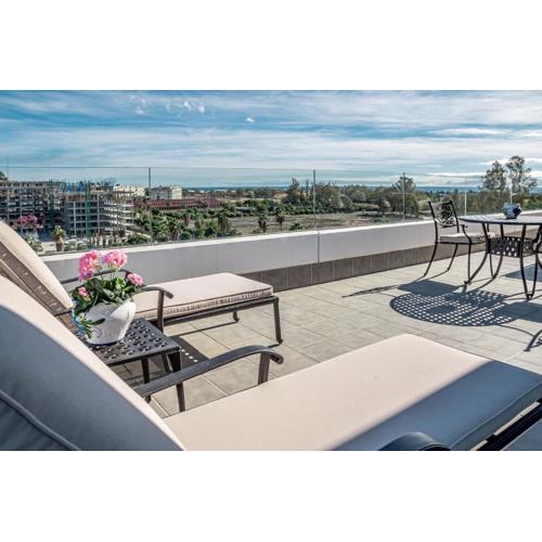 JG36B- Luxury Penthouse with Spacious Balcony