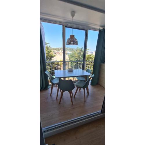 Joli studio vue Mont Saint Clair, parking, ménage et linge de lit inclus