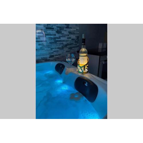 Joli T2, jacuzzi, lit rond, jardin, parking privé, métro