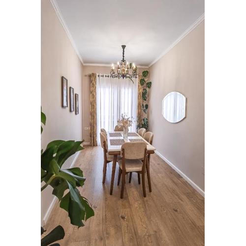 Joni & Joy Center Apartment