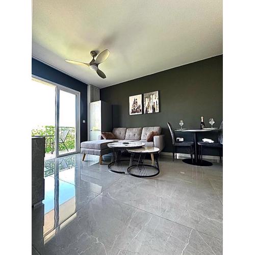 K15 Luxe Oasis Retreat - 3 Minute Drive to Beach