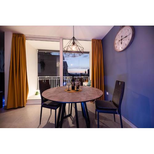Kailani Luxury Central 3 Bedroom, 3 Bathroom Apartment With a Sunny Balcony