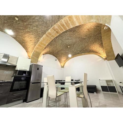 Kalma Brick Arch Apartment - Central & Authentic