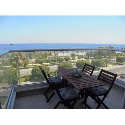 Kermia Court - Beach-front, modern 2 bedroom -sleeps 6