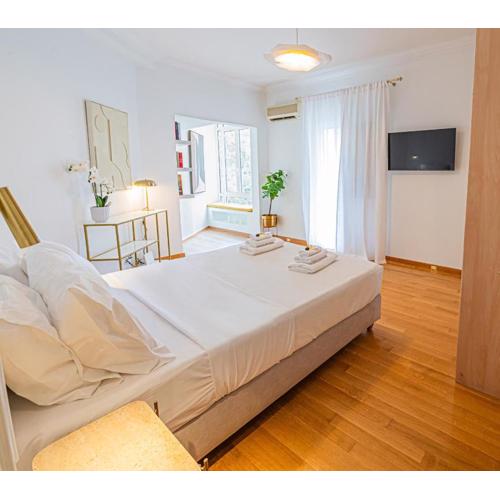 ΙKIA Plaka - Timeless Elegance in Athens