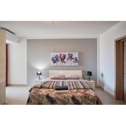 King Bed Balluta Bay En Suite&Private Balcony