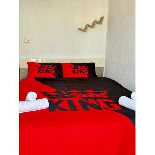 KING Double Bedroom with Private bathroom with Shared Apartment next to bus stop! Best for tourists!