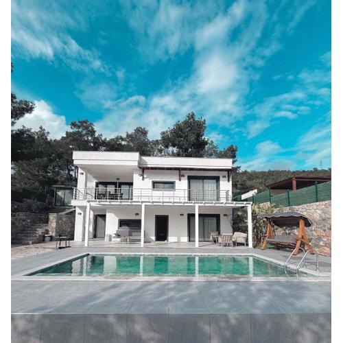 Kızılağaçta özel havuzlu geniş bahçeli lüks Villa