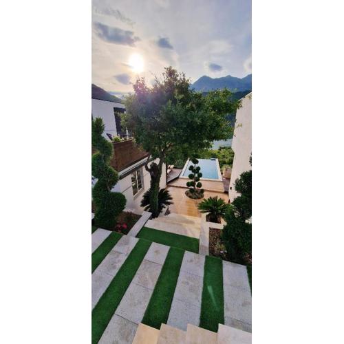 Koman Paradise by Romina